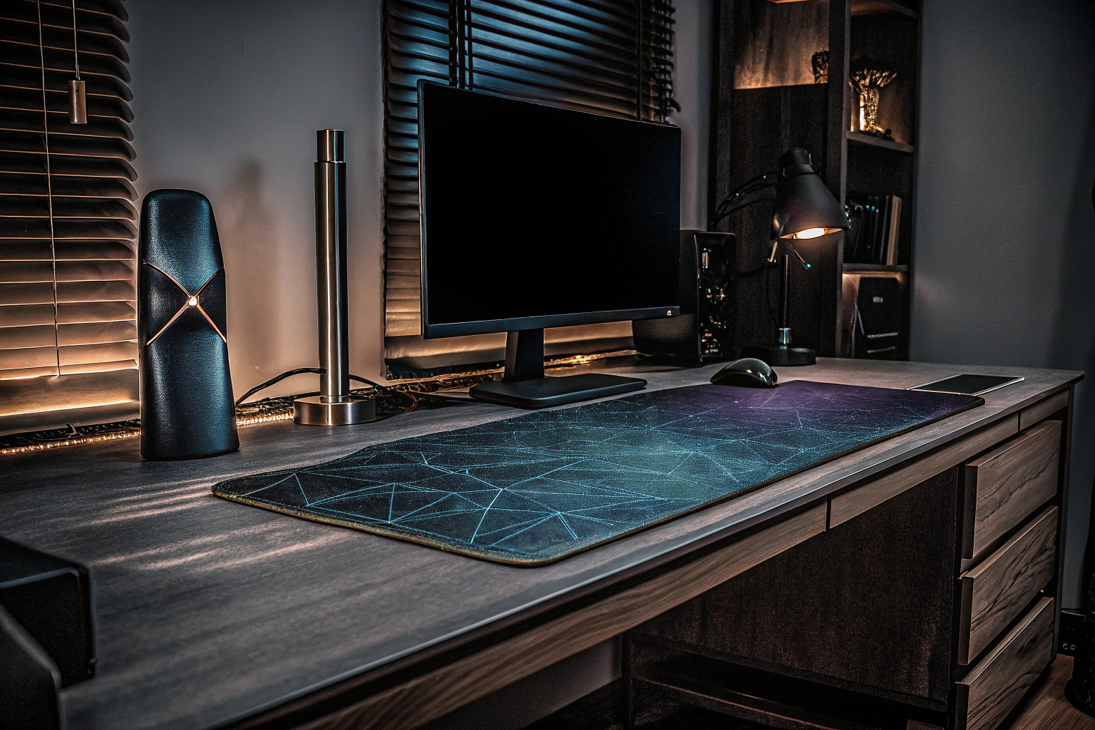 Gepflegtes Gaming-Setup mit Monitor und Mauspad