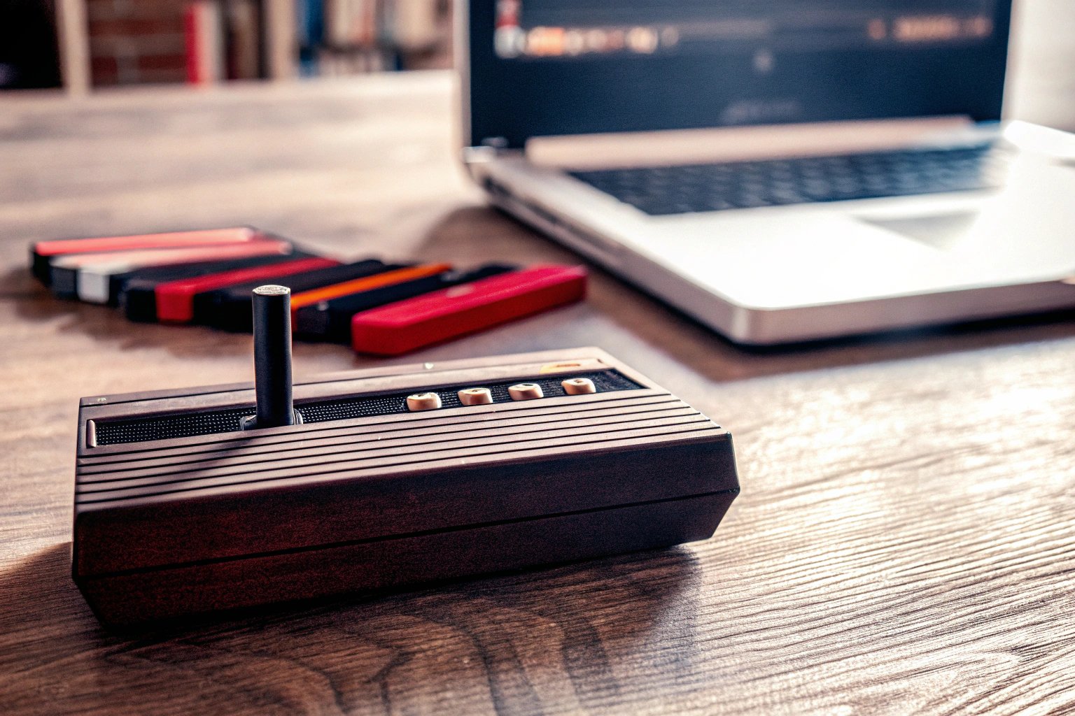 Ein Bild der Atari 2600 Konsole, die für Homebrew-Entwicklung genutzt wird. Atari 2600 Konsole