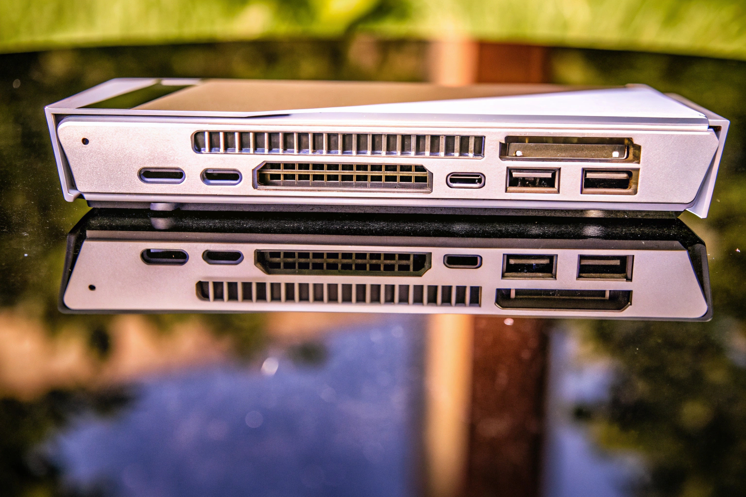 Ein Bild der MSI GeForce RTX 3050 Ventus 2X E, das die kompakte Bauweise und Anschlüsse zeigt. MSI GeForce RTX 3050 Ventus 2X E