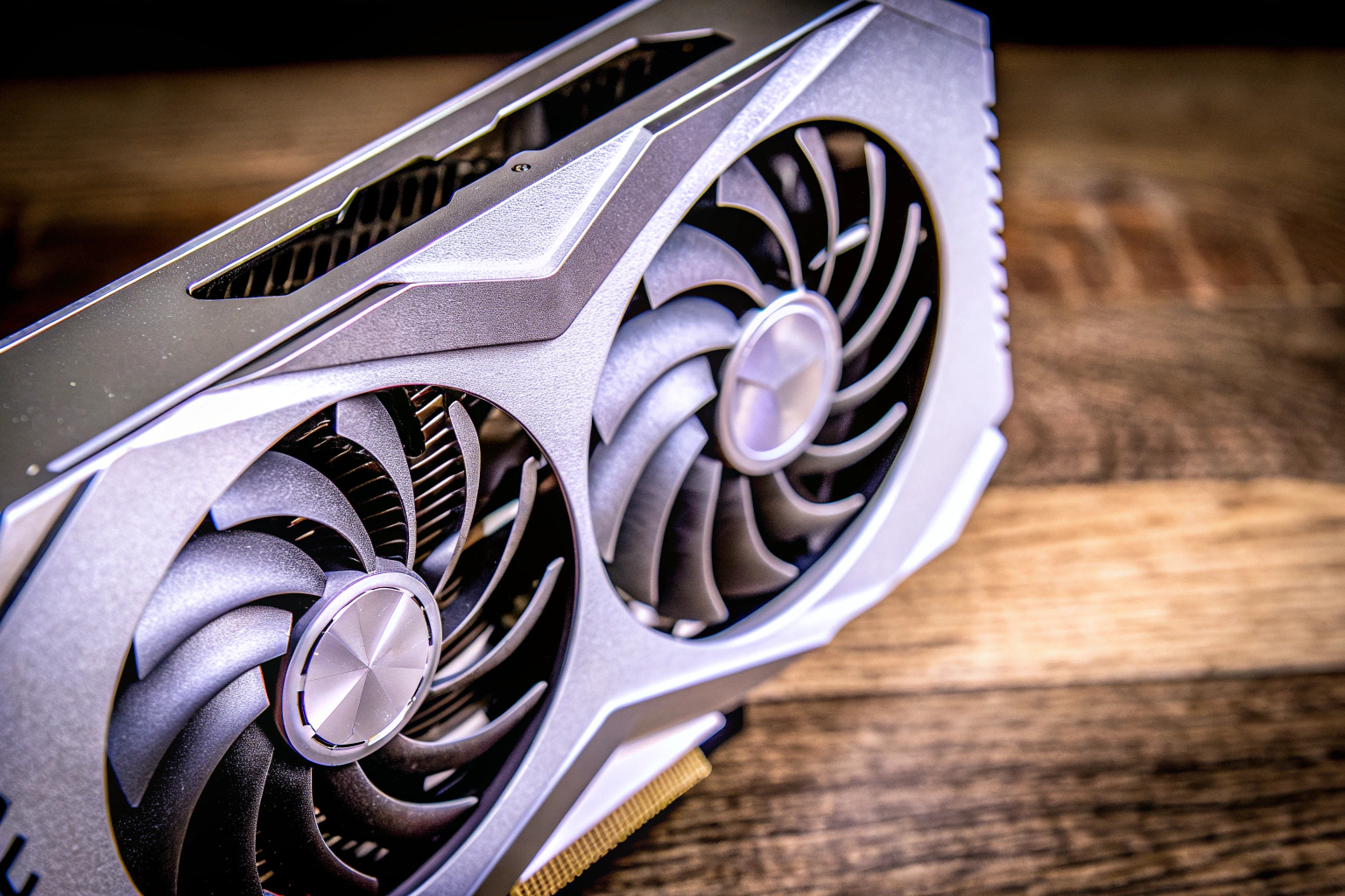 Ein Bild der MSI GeForce RTX 3060 VENTUS 2X 12G OC, das die Kühltechnik und Bauweise zeigt. MSI GeForce RTX 3060 VENTUS 2X
