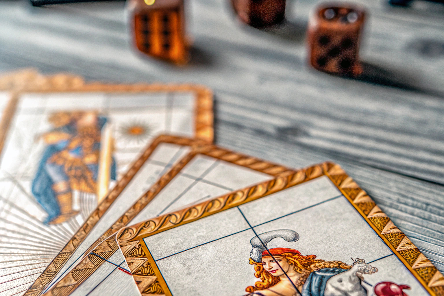 Ein Bild eines historischen Spielkartendecks, das kunstvoll gestaltet ist. Historisches Spielkartendeck