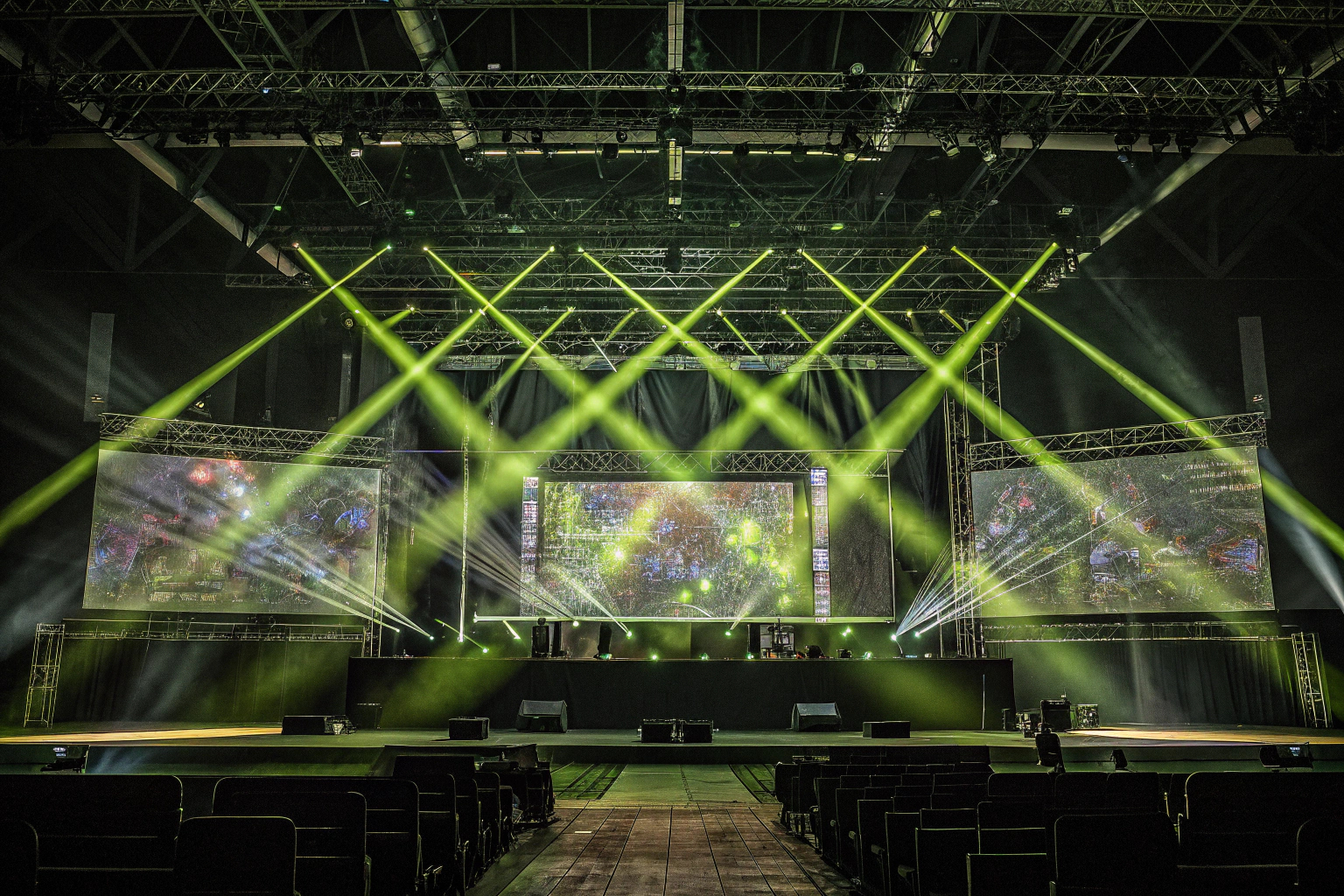 Ein Bild von einem internationalen Gaming-Turnier mit einer großen Bühne und einer beeindruckenden Lichtshow. Internationales Gaming-Turnier