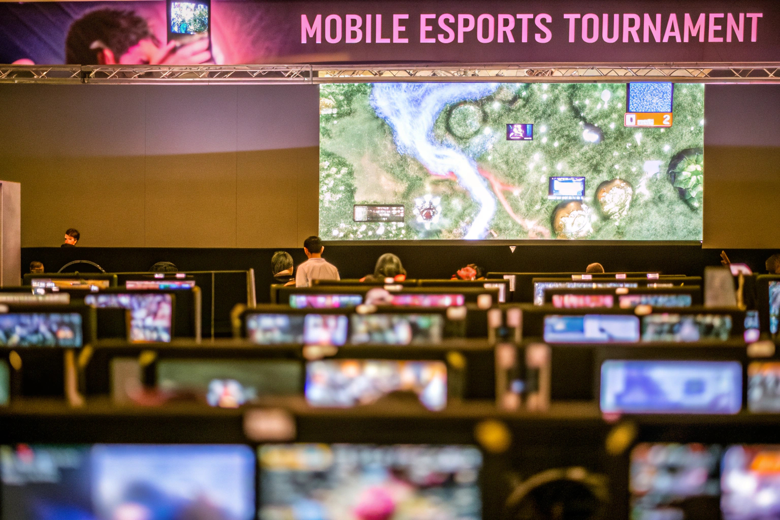 Ein Bild von einem modernen Turnier für Mobile Esports mit vielen Zuschauern. Mobile Esports Turnier