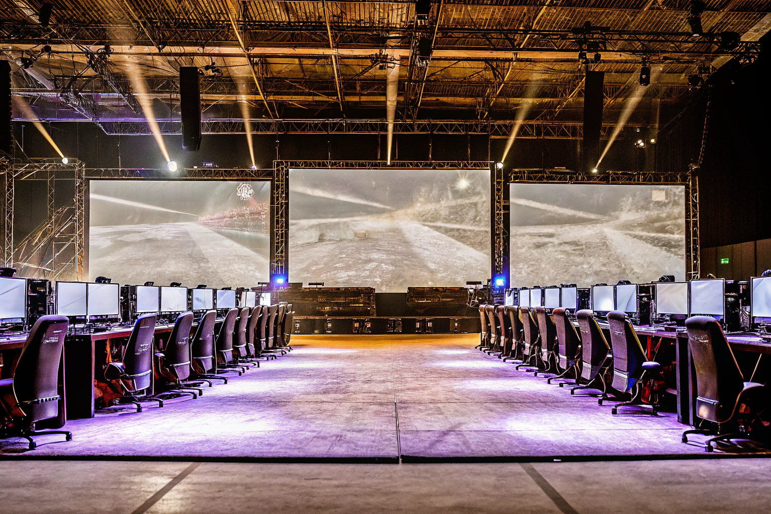 Ein Bild von einem professionellen E-Sport-Turnier mit Spielern, die konzentriert an ihren Computern sitzen. Professionelles E-Sport-Turnier