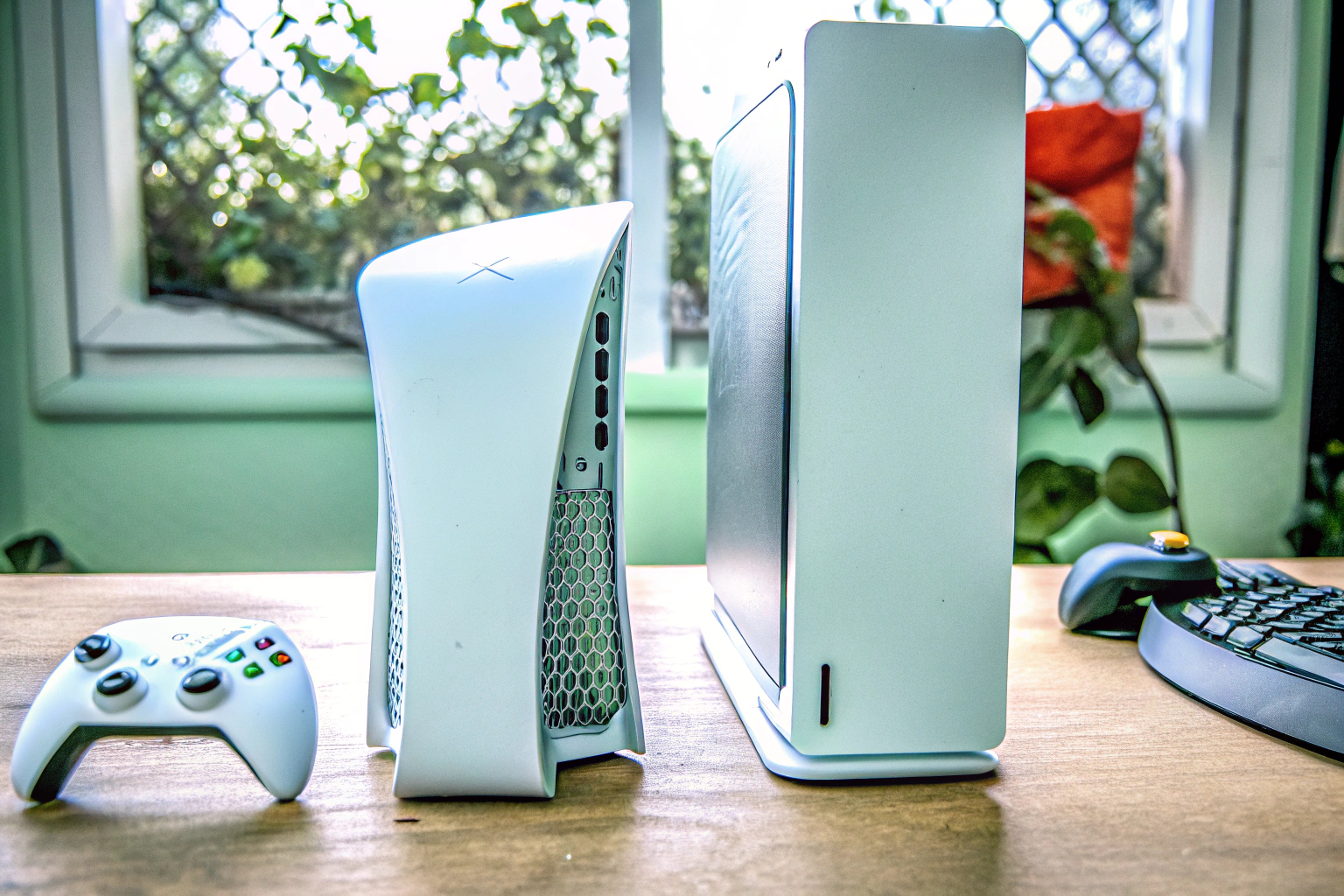 Ein Bild von einer Gaming-Konsole neben einem Gaming-PC, das die Unterschiede in Größe und Design zeigt. Vergleich von Gaming-Konsole und Gaming-PC