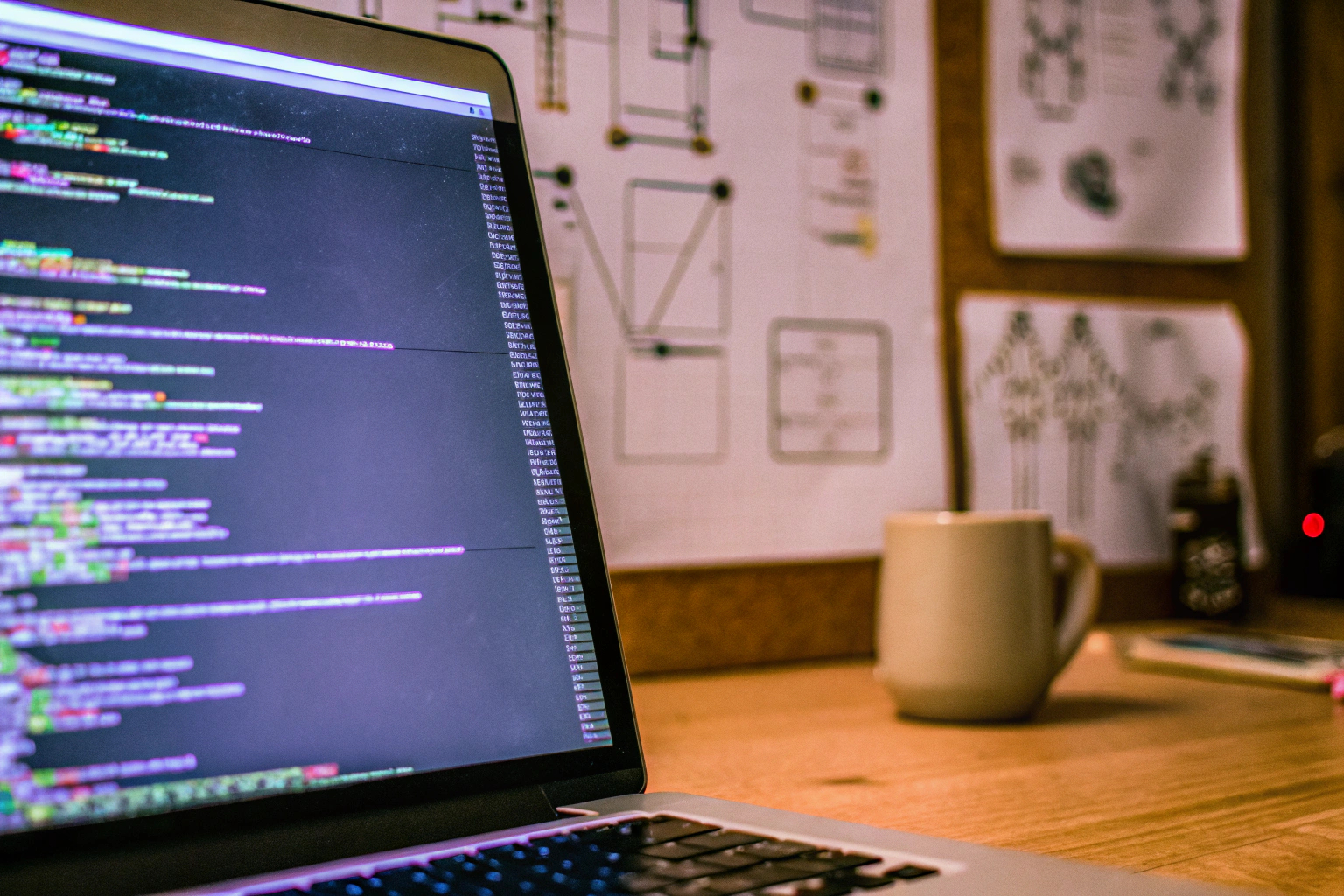 Ein Bild von einer Programmiererin, die an einem Code für ein Spiel arbeitet. Programmiererin bei der Arbeit