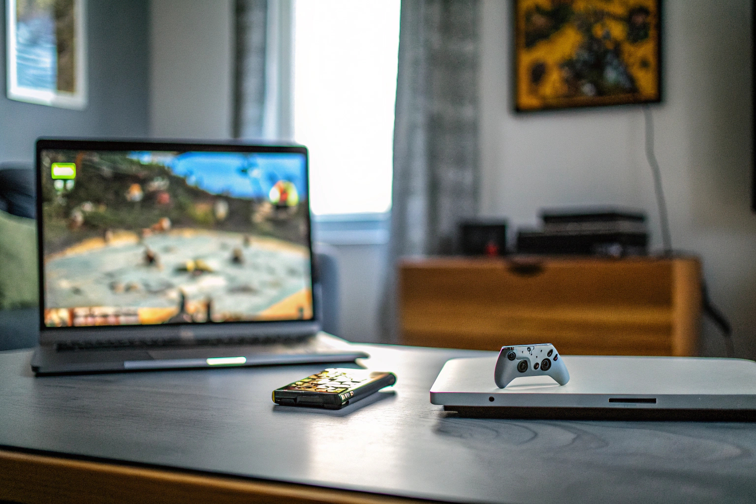 Ein Bild von Gamern, die auf verschiedenen Geräten zusammen spielen. Crossplay-Gaming über verschiedene Plattformen hinweg