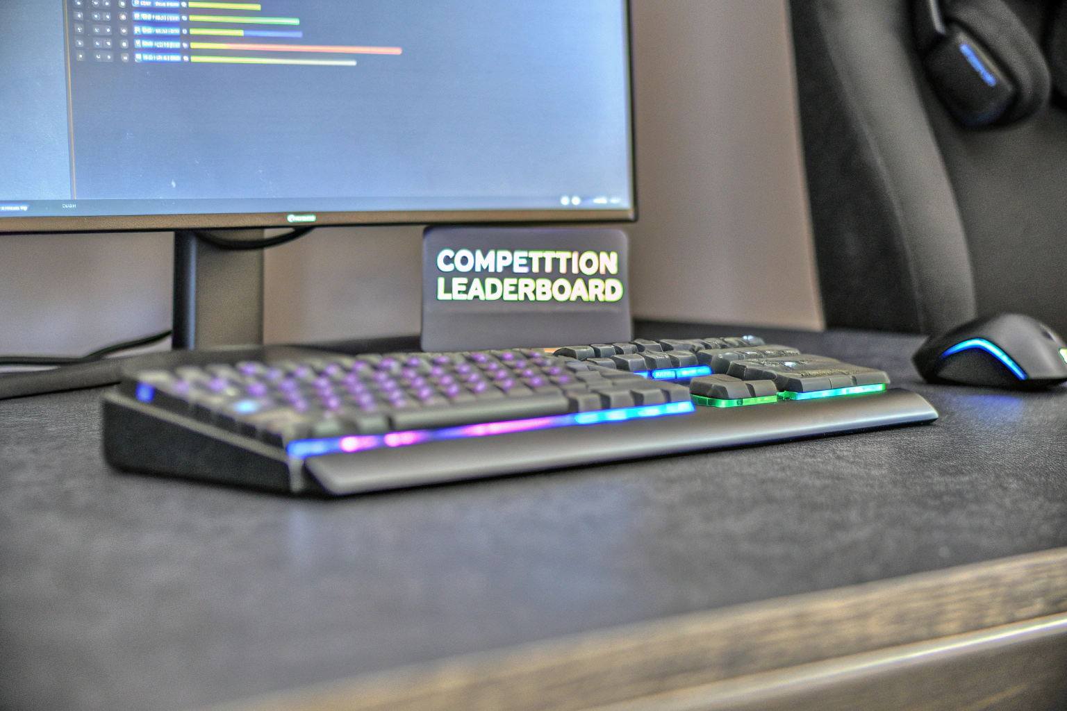Ein Bild von Spielern, die sich auf einen Gaming-Wettbewerb vorbereiten, mit Fokus auf ihre Ausrüstung. Vorbereitung auf einen Gaming-Wettbewerb