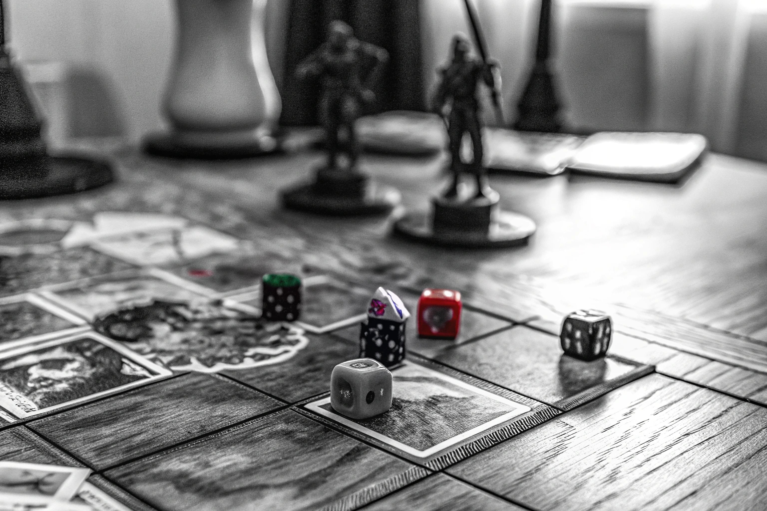 Ein Brettspiel in voller Aktion mit Figuren, Karten und Würfeln, die auf einem Tisch verstreut sind. Brettspiel in Aktion