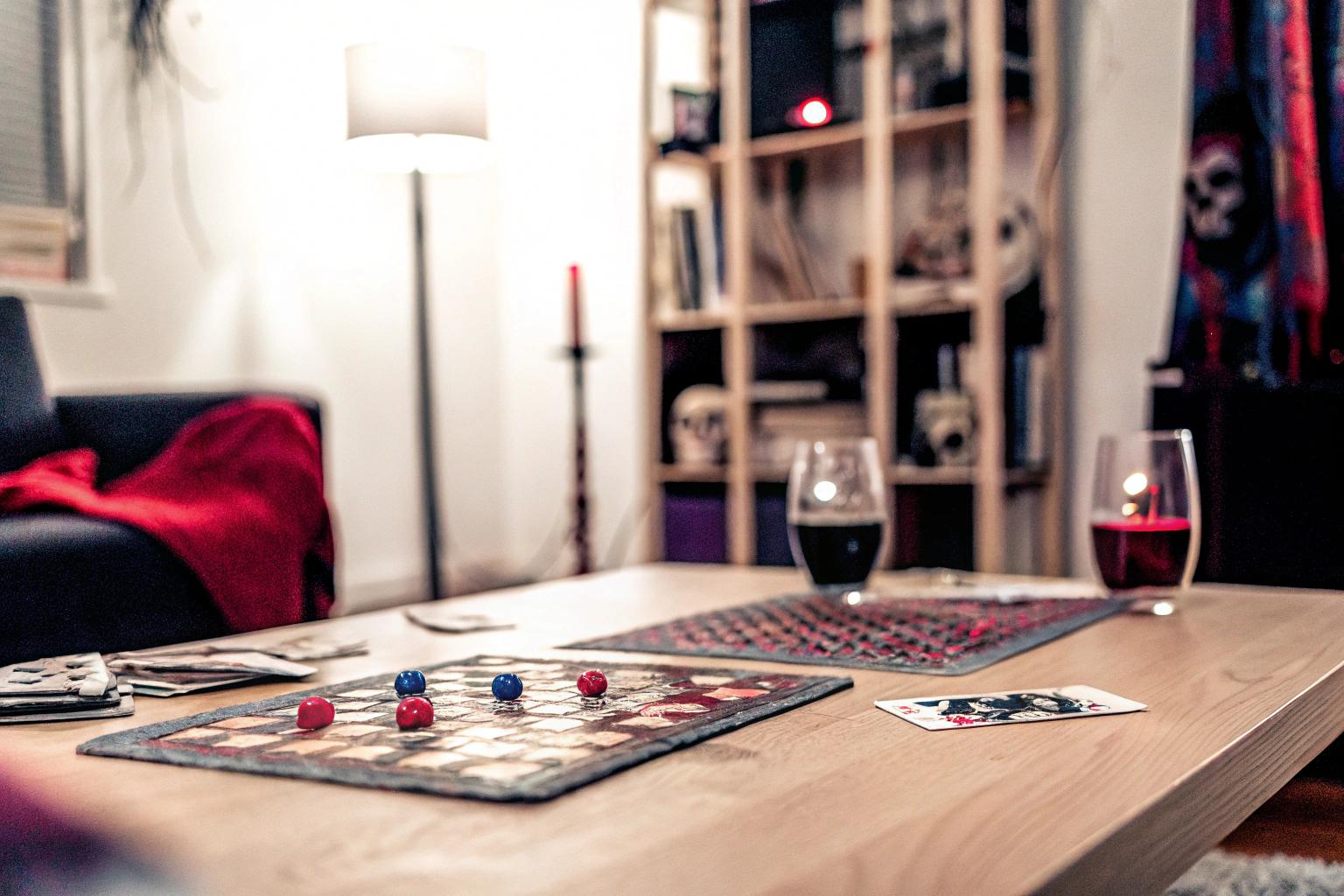 Ein Brettspielabend mit Freunden, bei dem strategische und kooperative Spiele gespielt werden. Horror-Brettspielabend