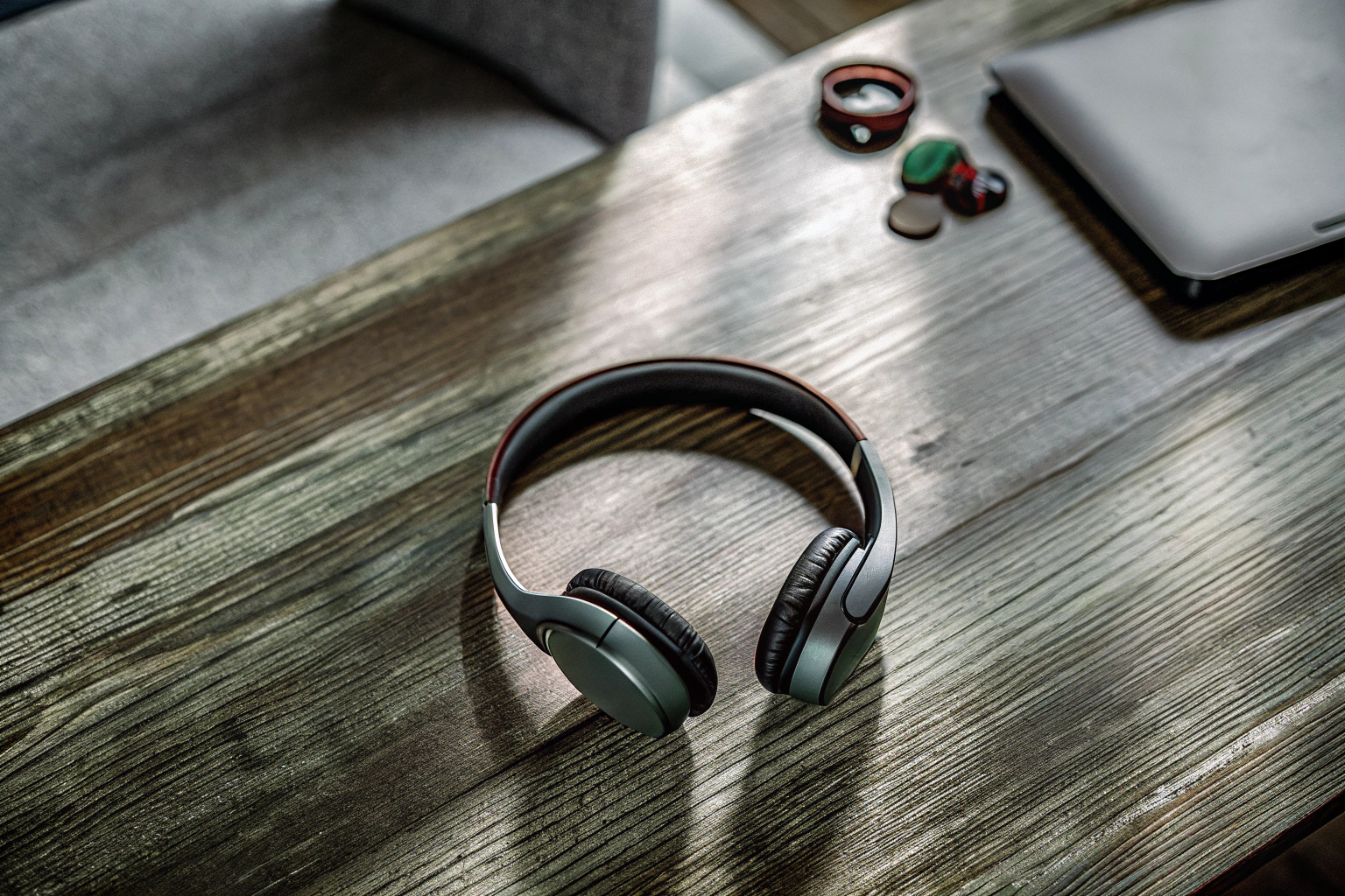 Ein Budget-Gaming-Headset auf einem Tisch. Budget-Gaming-Headset