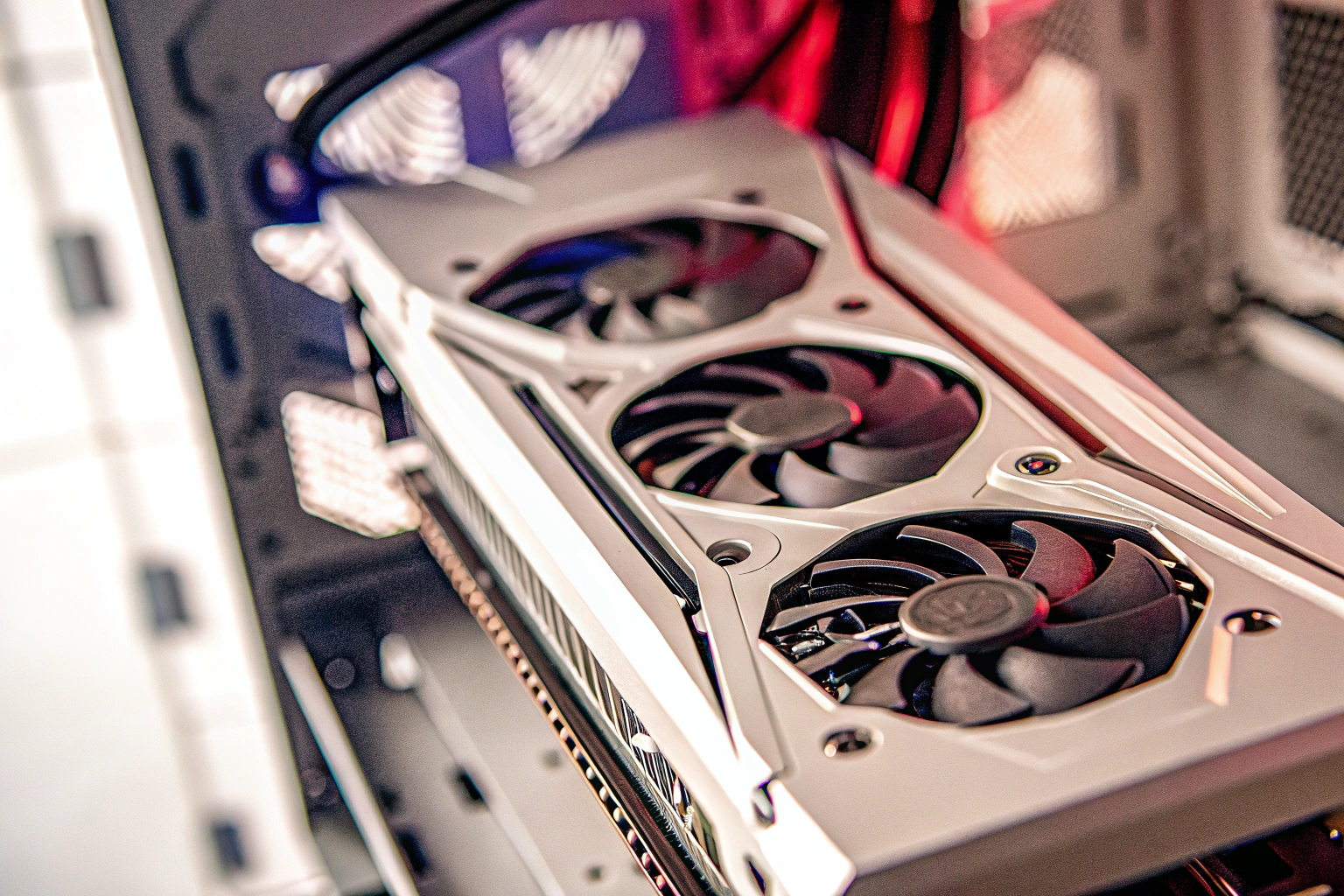 Ein Close-up einer modernen Grafikkarte mit RGB-Beleuchtung in einem Gaming-PC. Moderne Grafikkarte mit RGB