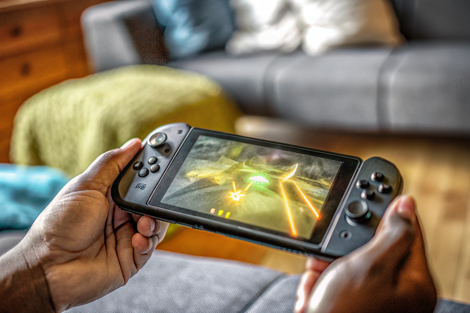 Ein Cloud-Gaming-Handheld-Gerät in der Hand eines Spielers. Cloud Gaming Handheld Gerät