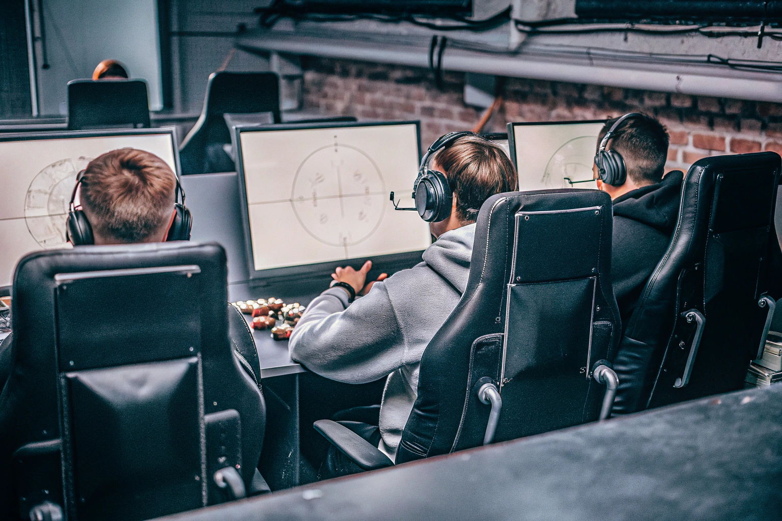Ein Coach gibt einem eSports-Team Anweisungen während eines Spiels eSports-Coach mit Team