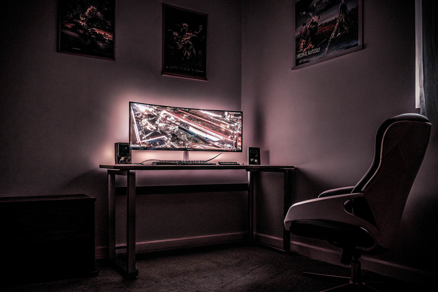 Ein Curved Gaming-Monitor in einem modernen Gaming-Raum. Curved Gaming-Monitor