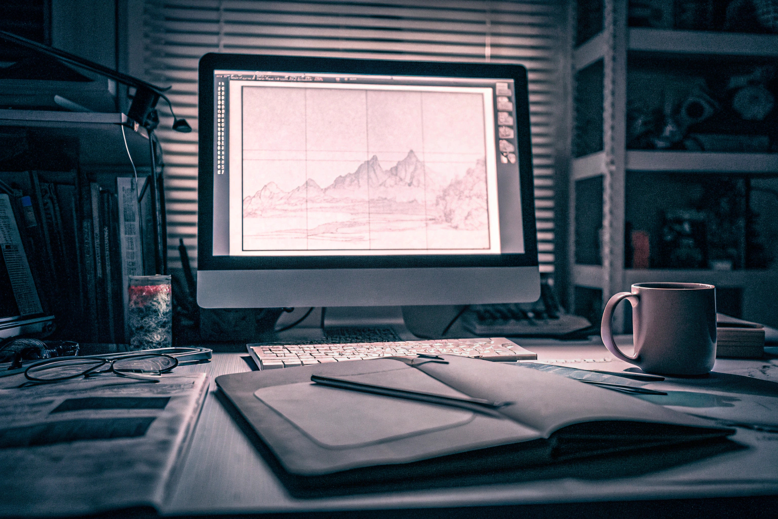 Ein Entwickler arbeitet an einem Game Design-Projekt am Computer Game Design am Computer