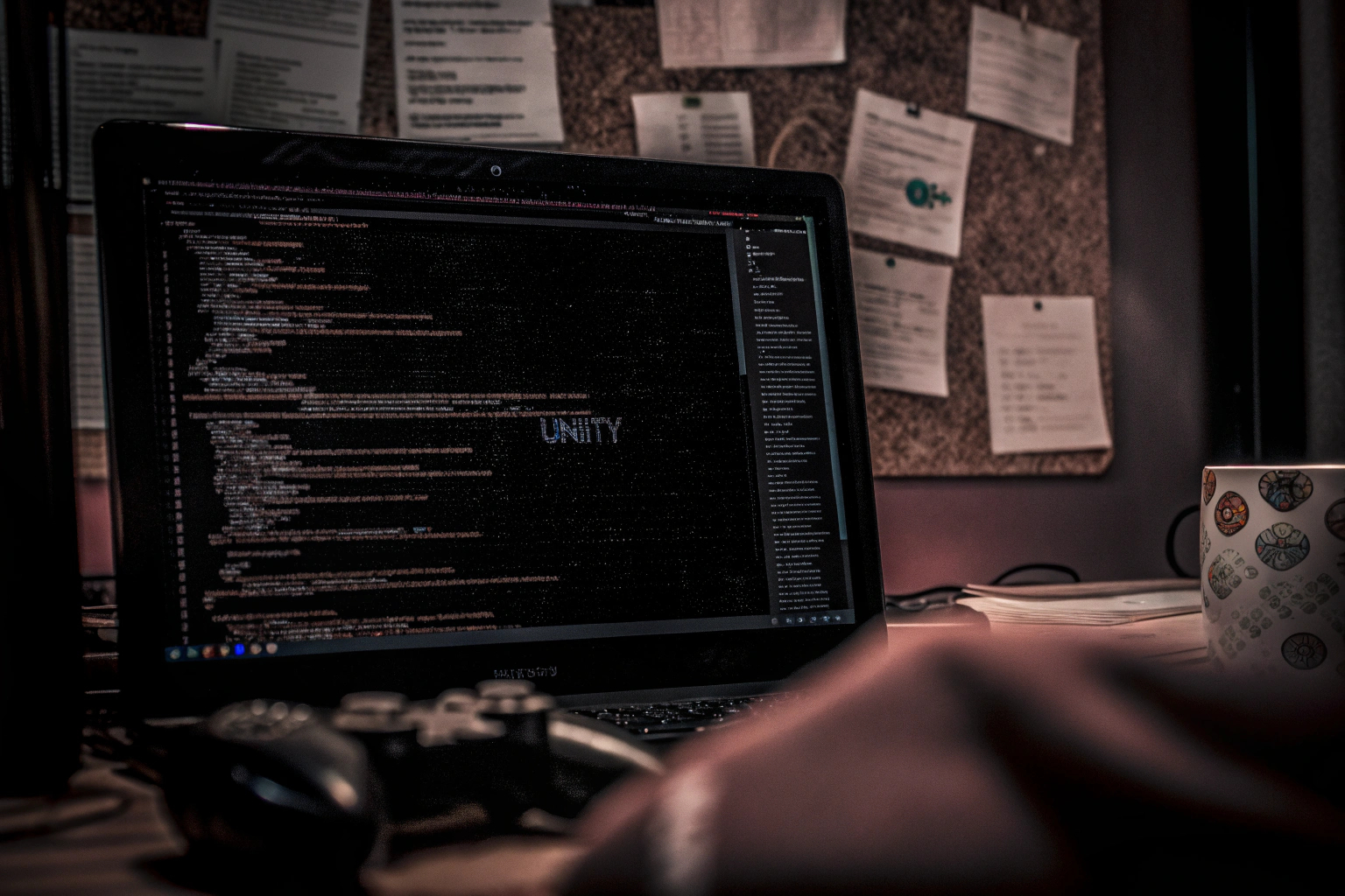Ein Entwickler arbeitet an einem Unity-Projekt auf einem Computer. Unity-Entwicklung am Computer