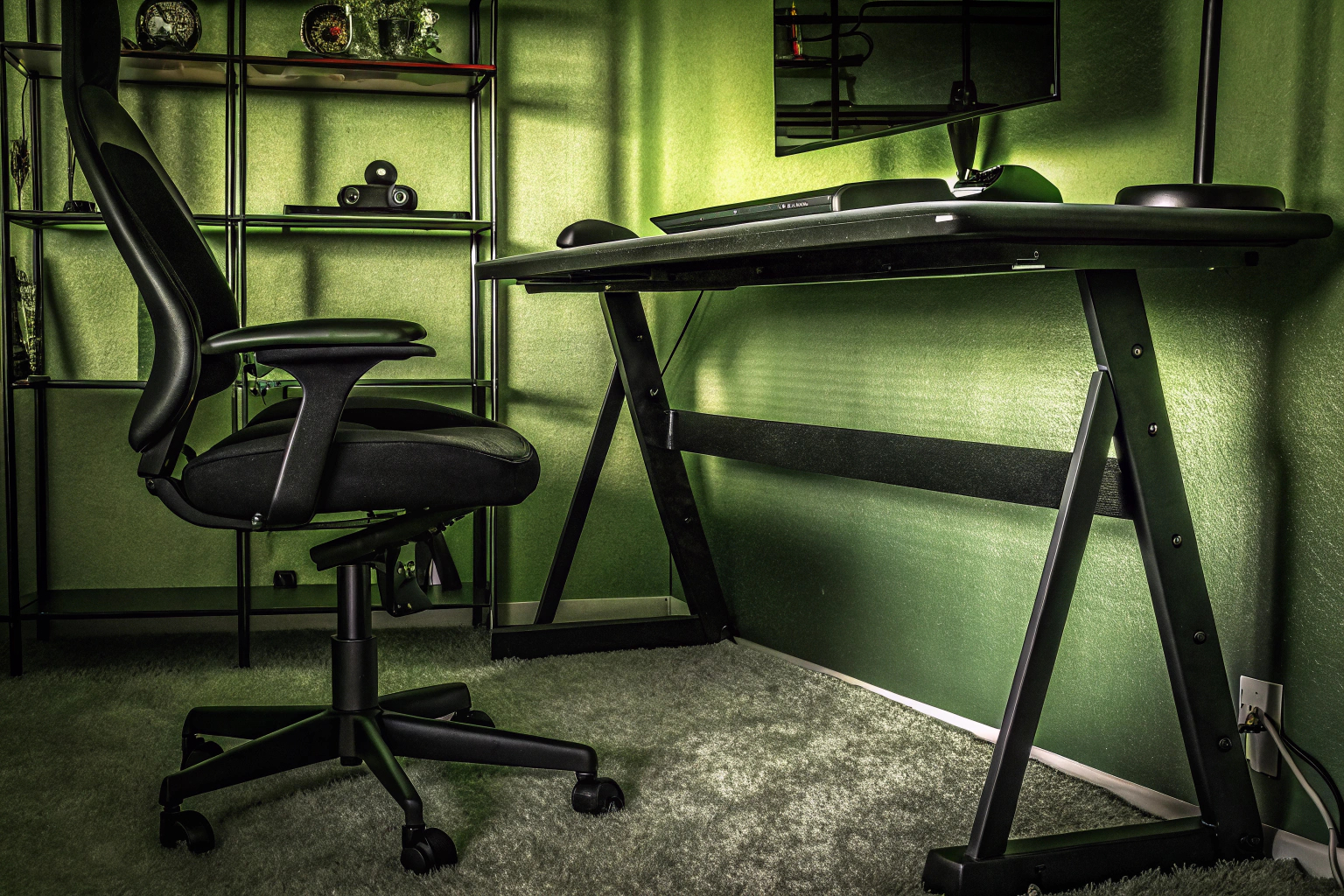 Ein ergonomisch eingerichtetes Gaming-Zimmer mit einem bequemen Stuhl und höhenverstellbarem Schreibtisch. Ergonomisches Gaming-Zimmer