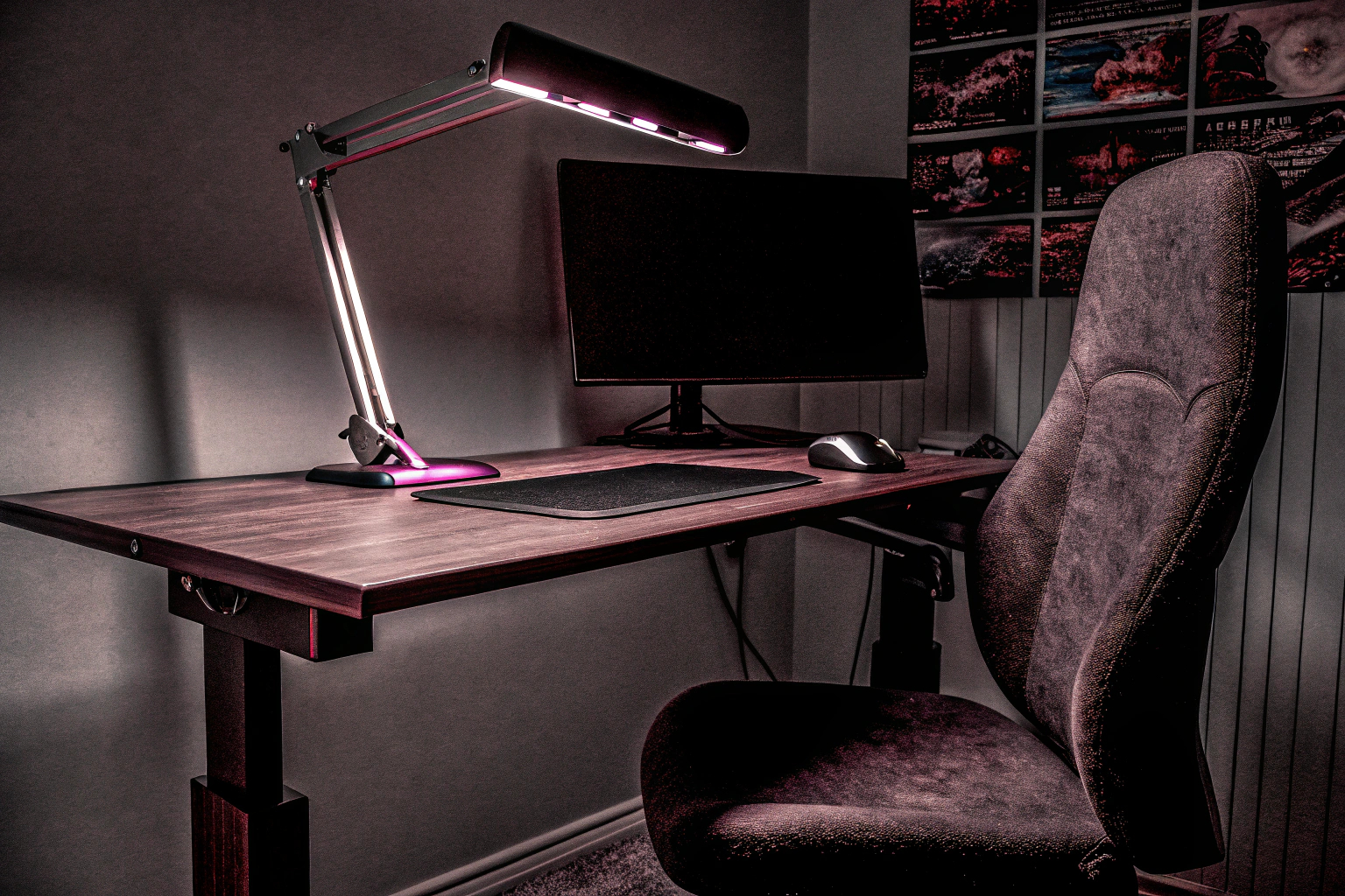 Ein ergonomischer Arbeitsplatz mit Monitorständer, Schreibtischlampe und Schreibtischunterlage. Ergonomischer Arbeitsplatz
