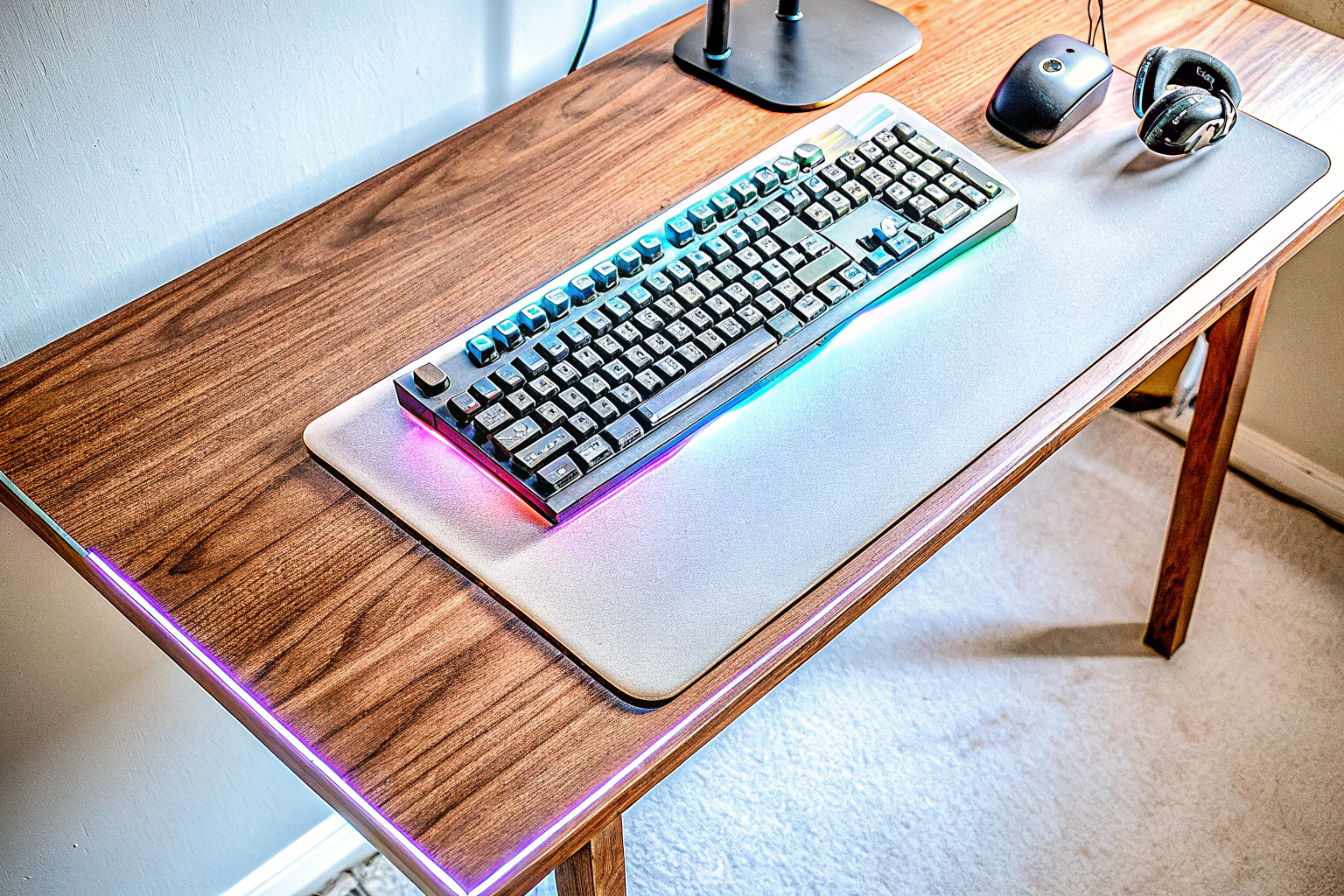 Ein ergonomischer Gaming-Schreibtisch mit verstellbarer Tastaturhalterung. Ergonomischer Gaming-Schreibtisch