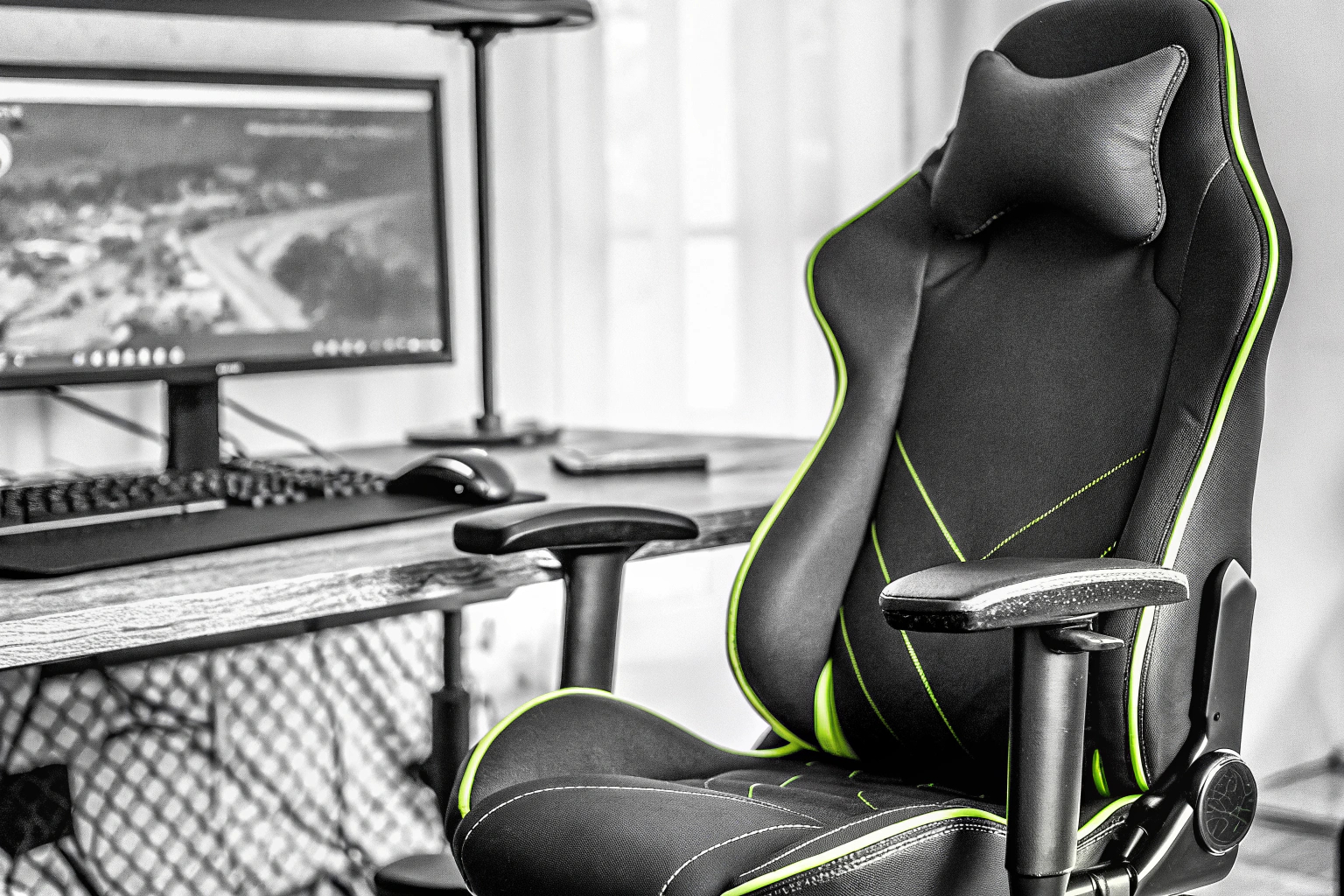 Ein ergonomischer Gaming-Stuhl in einem modernen Gaming-Setup. Ergonomischer Gaming-Stuhl