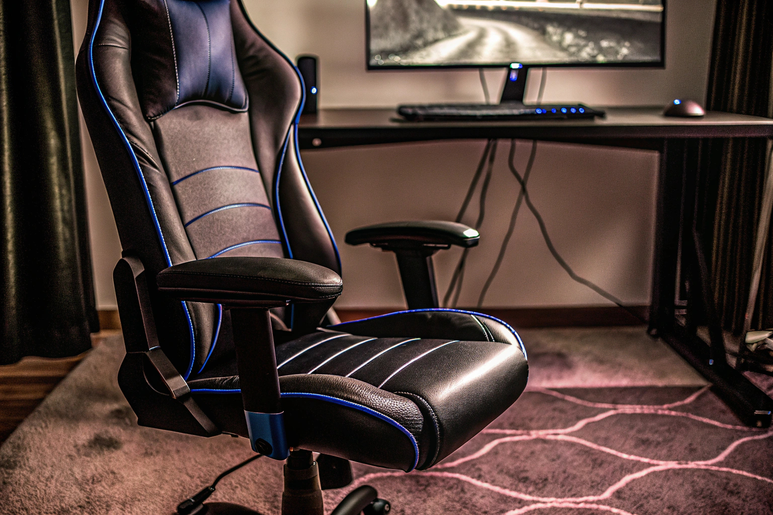 Ein ergonomischer Gaming-Stuhl in einem modernen Setup. Ergonomischer Gaming-Stuhl