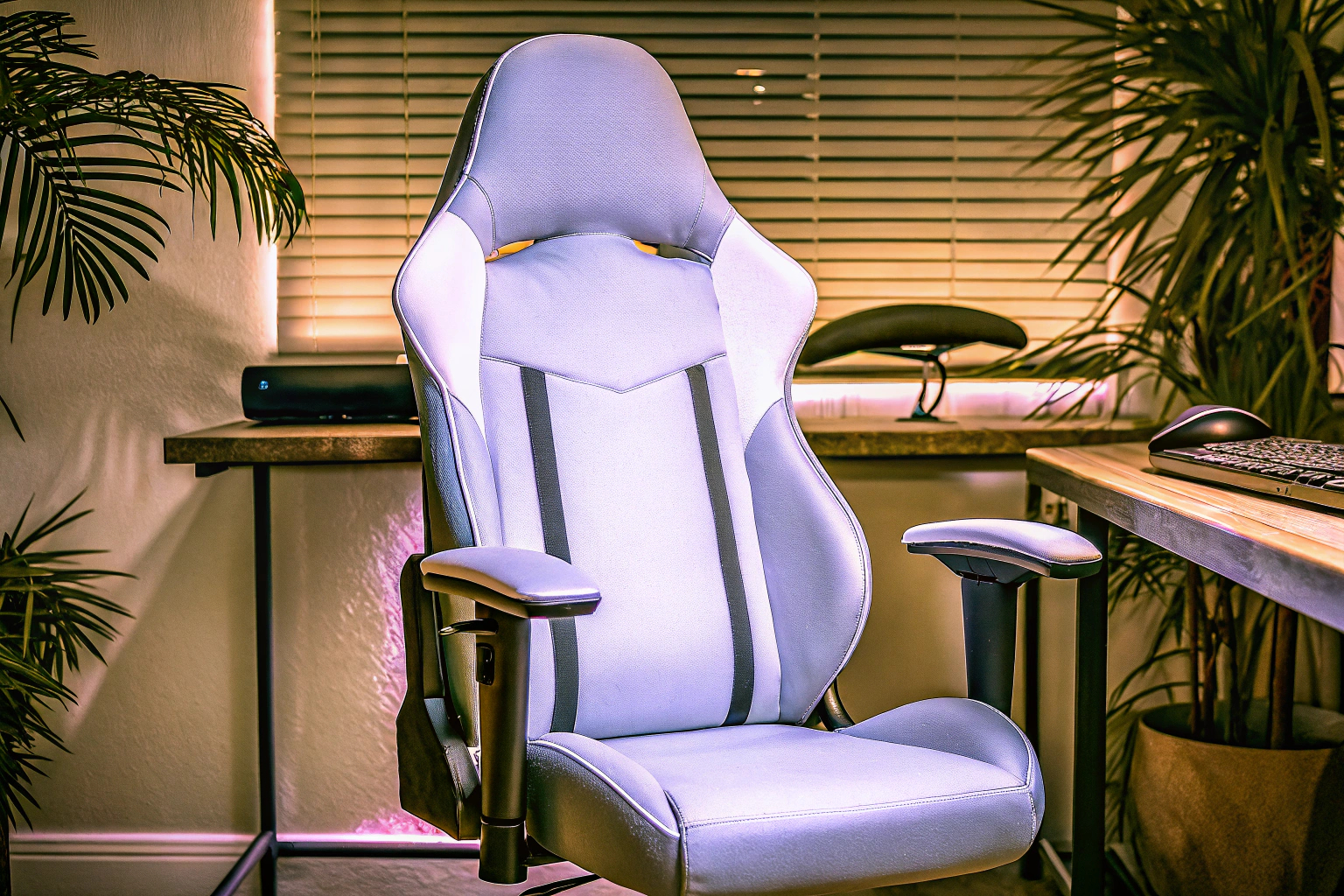 Ein ergonomischer Gaming-Stuhl mit verstellbarer Rückenlehne und Armlehnen. Ergonomischer Gaming-Stuhl