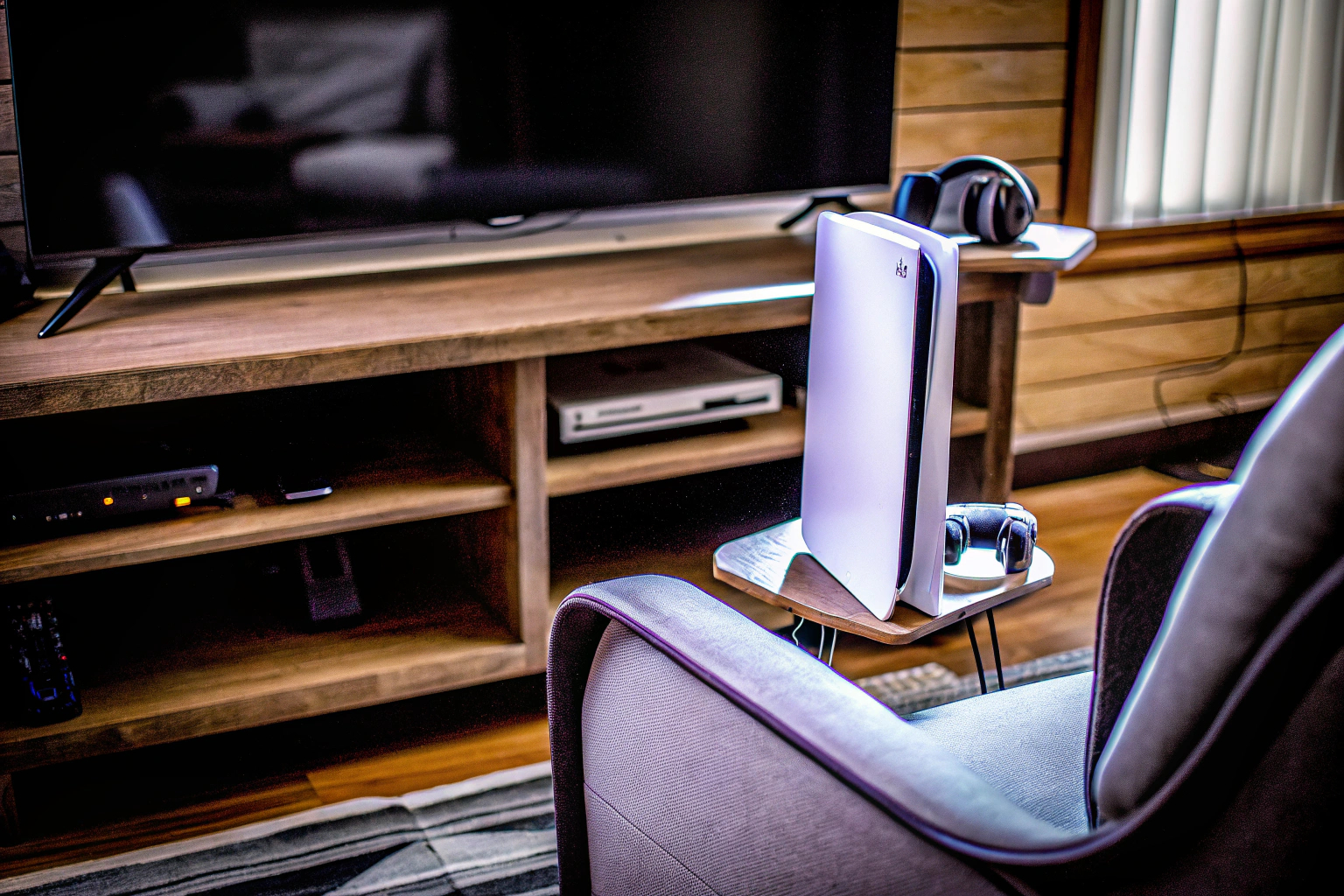 Ein erwachsener Gamer, der intensiv in ein PS5-Spiel vertieft ist, umgeben von modernem Gaming-Equipment. Erwachsener Gamer mit PS5