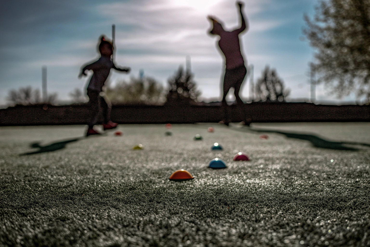 Ein Erwachsener und ein Kind, die gemeinsam ein Fangspiel spielen. Familienzeit mit Fangspiel