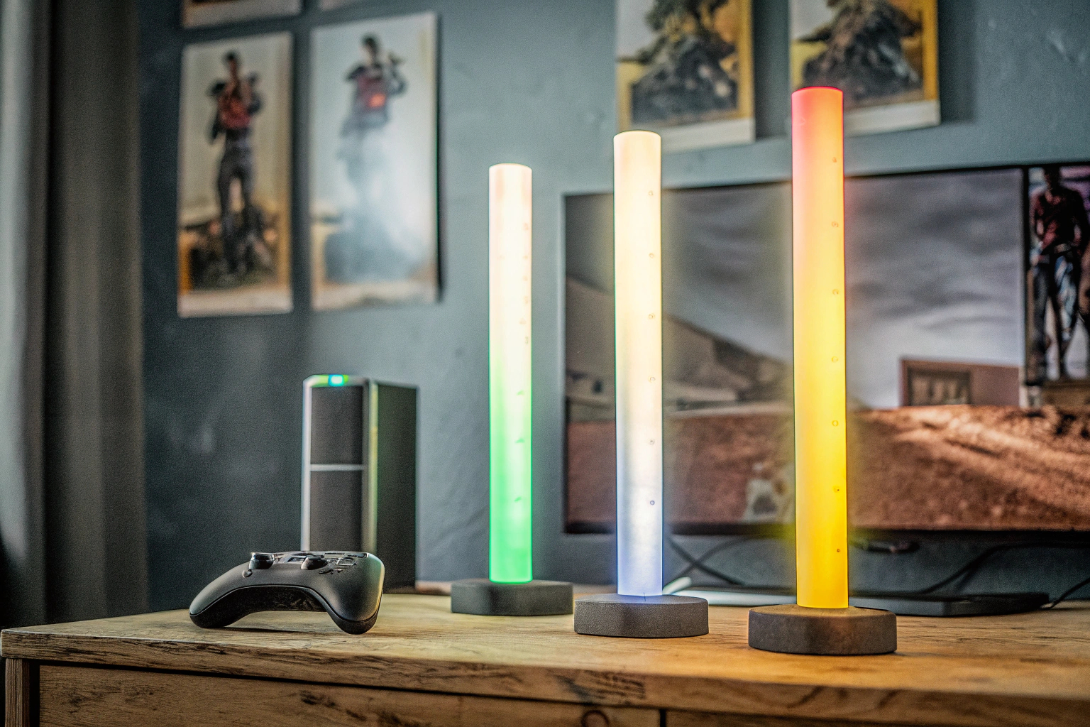 Ein Gamer arbeitet mit einem Reaktionstraining-Lichtset. Gamer mit Reaktionstraining-Lichtset
