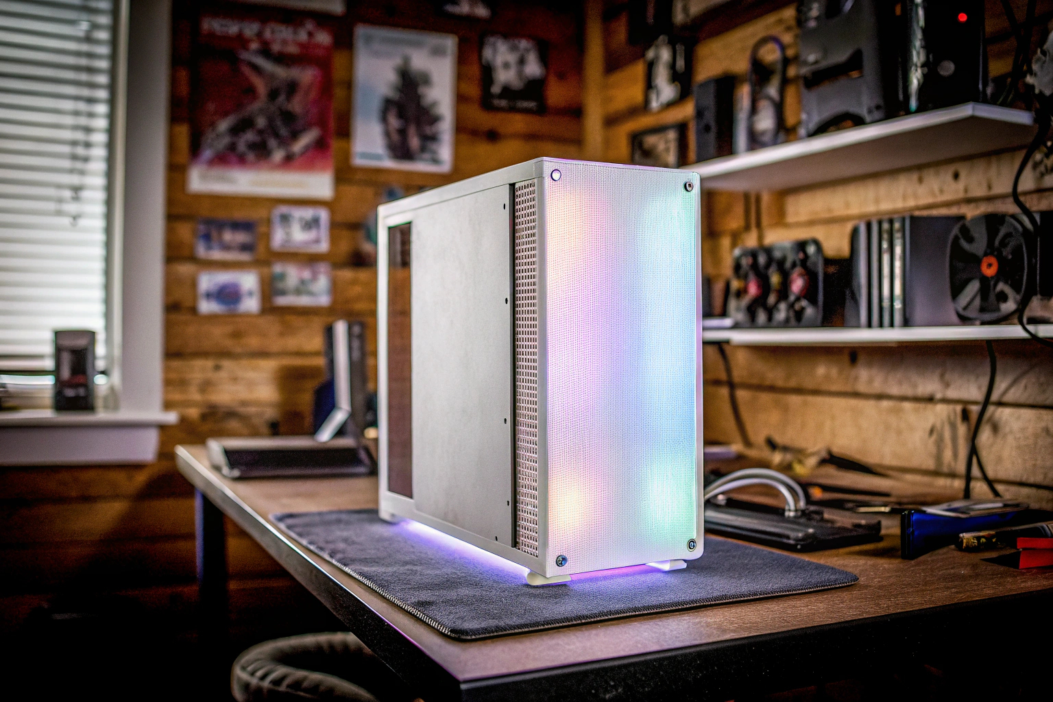 Ein Gamer bei der Arbeit an seinem modifizierten PC, umgeben von Werkzeugen und Zubehör Gamer beim Modding