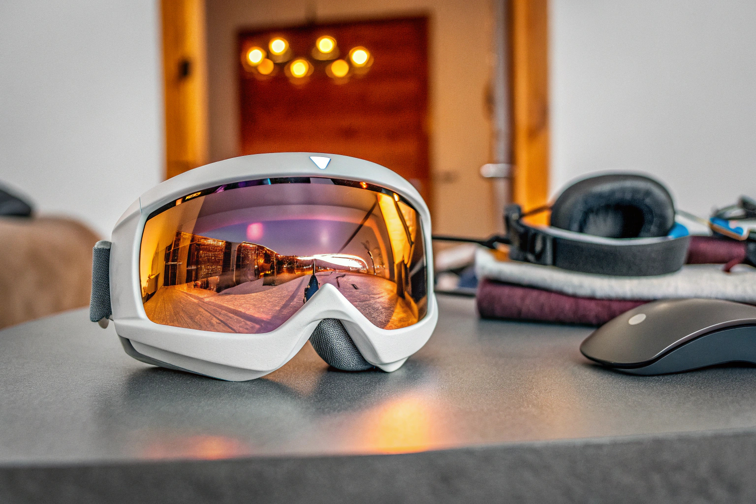 Ein Gamer beim Spielen mit einem VR-Headset, er taucht in eine virtuelle Welt ein. Gamer mit VR-Headset
