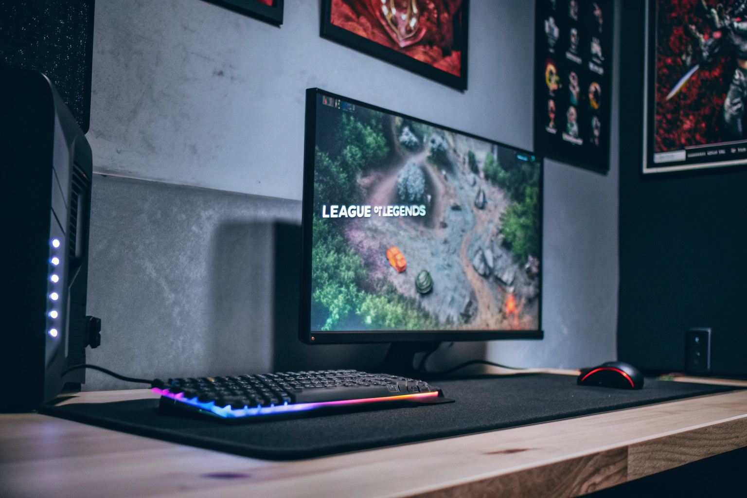 Ein Gamer beim Spielen von League of Legends auf einem Desktop-PC Gamer spielt League of Legends