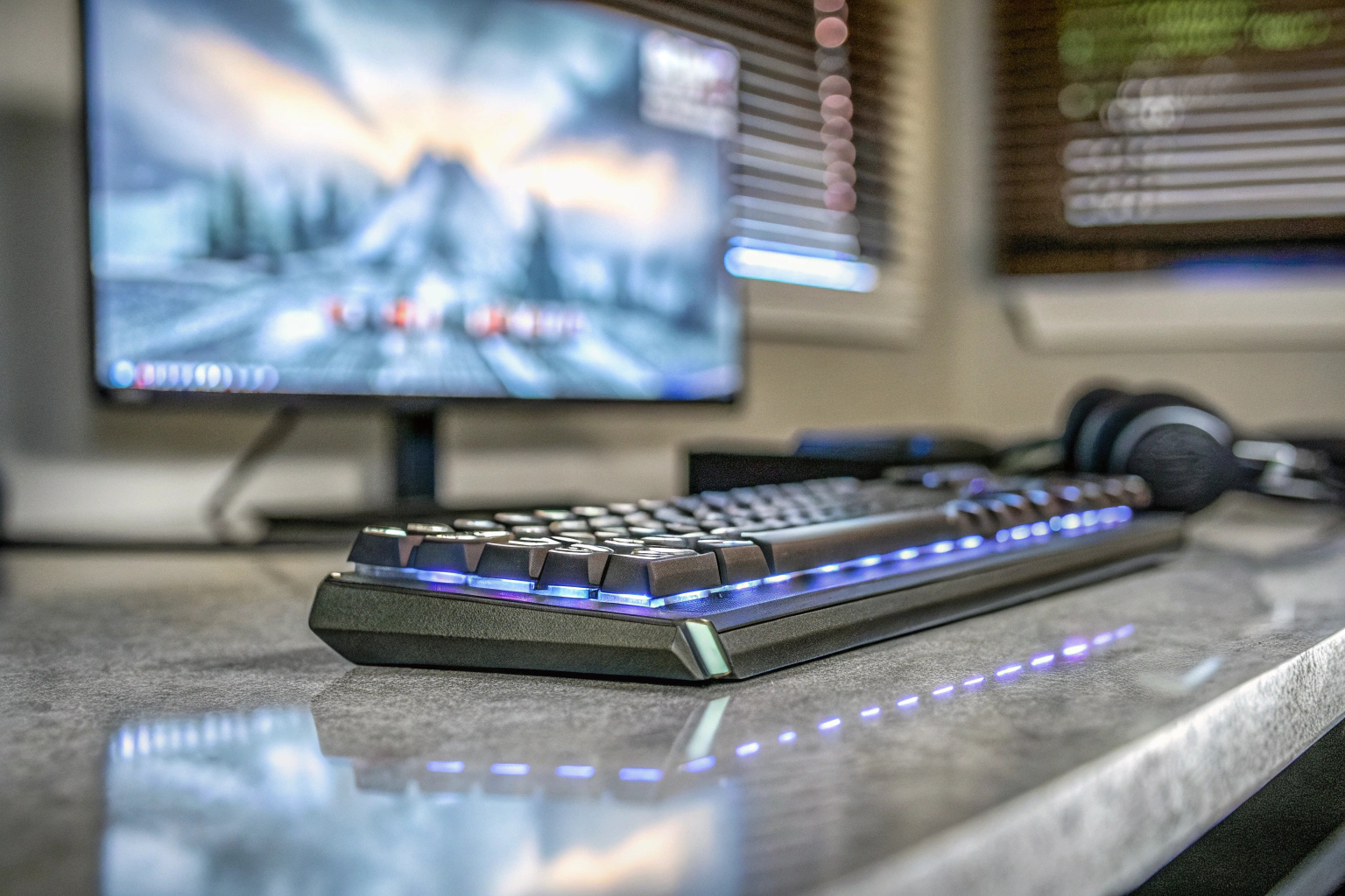 Ein Gamer benutzt eine ergonomische Einhand-Gaming-Tastatur während eines E-Sport-Turniers. Ergonomische Einhand-Gaming-Tastatur