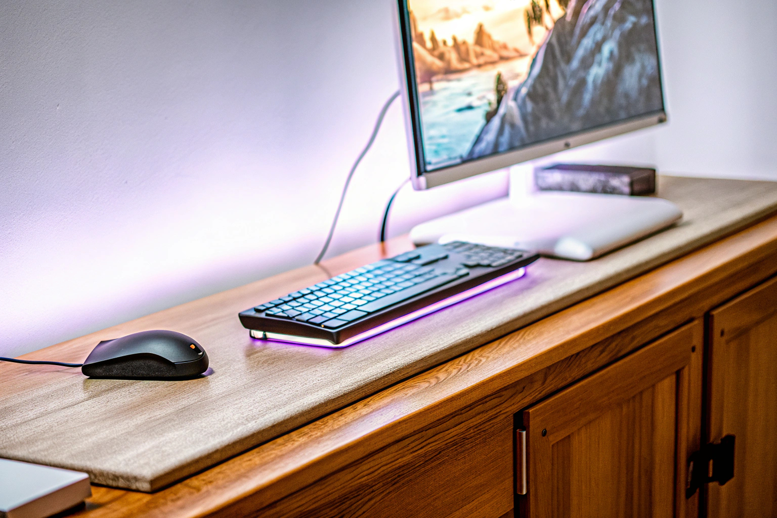 Ein Gamer, der an einem energieeffizienten Setup spielt. Gamer mit energieeffizientem Setup