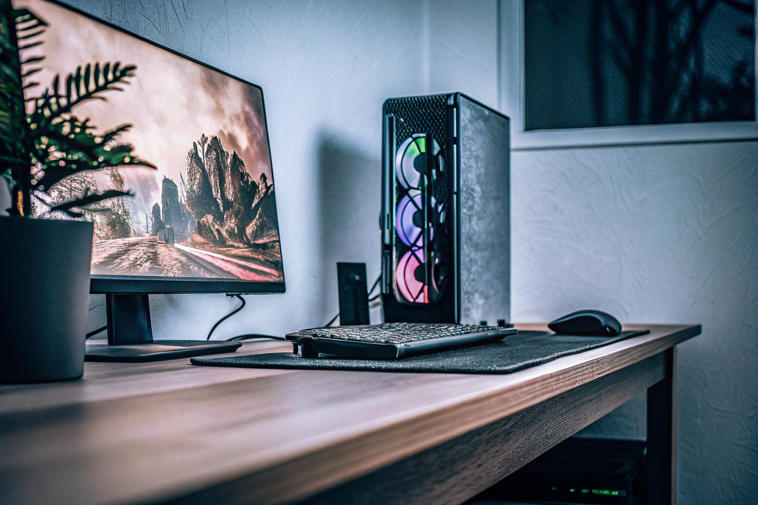 Ein Gamer, der an einem energieeffizienten Setup spielt. Gamer mit energieeffizientem Setup