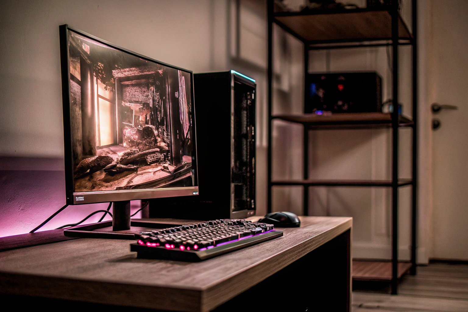 Ein Gamer, der an einem High-End-PC spielt, umgeben von RGB-Beleuchtung. Gaming-PC mit RGB-Beleuchtung