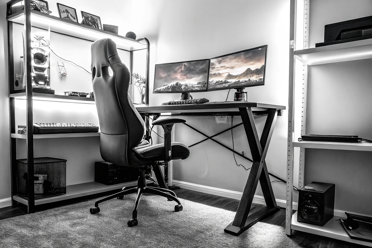 Ein Gamer, der an einem perfekt ausgestatteten Gaming-Schreibtisch spielt, umgeben von LED-Beleuchtung. Gamer an einem Gaming-Schreibtisch mit LED-Beleuchtung