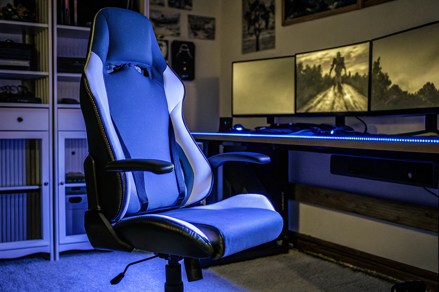 Ein Gamer, der auf einem ergonomischen Gaming-Stuhl sitzt und spielt, mit einem entspannten und konzentrierten Gesichtsausdruck. Gamer auf Gaming-Stuhl