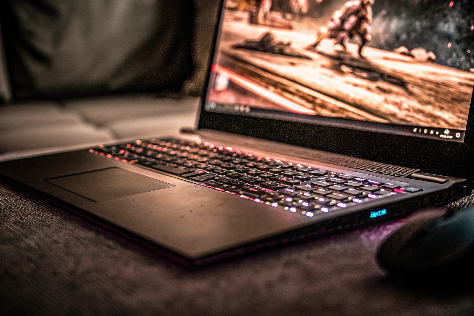 Ein Gamer, der auf einem Laptop ein intensives Spiel spielt. Gamer am Laptop