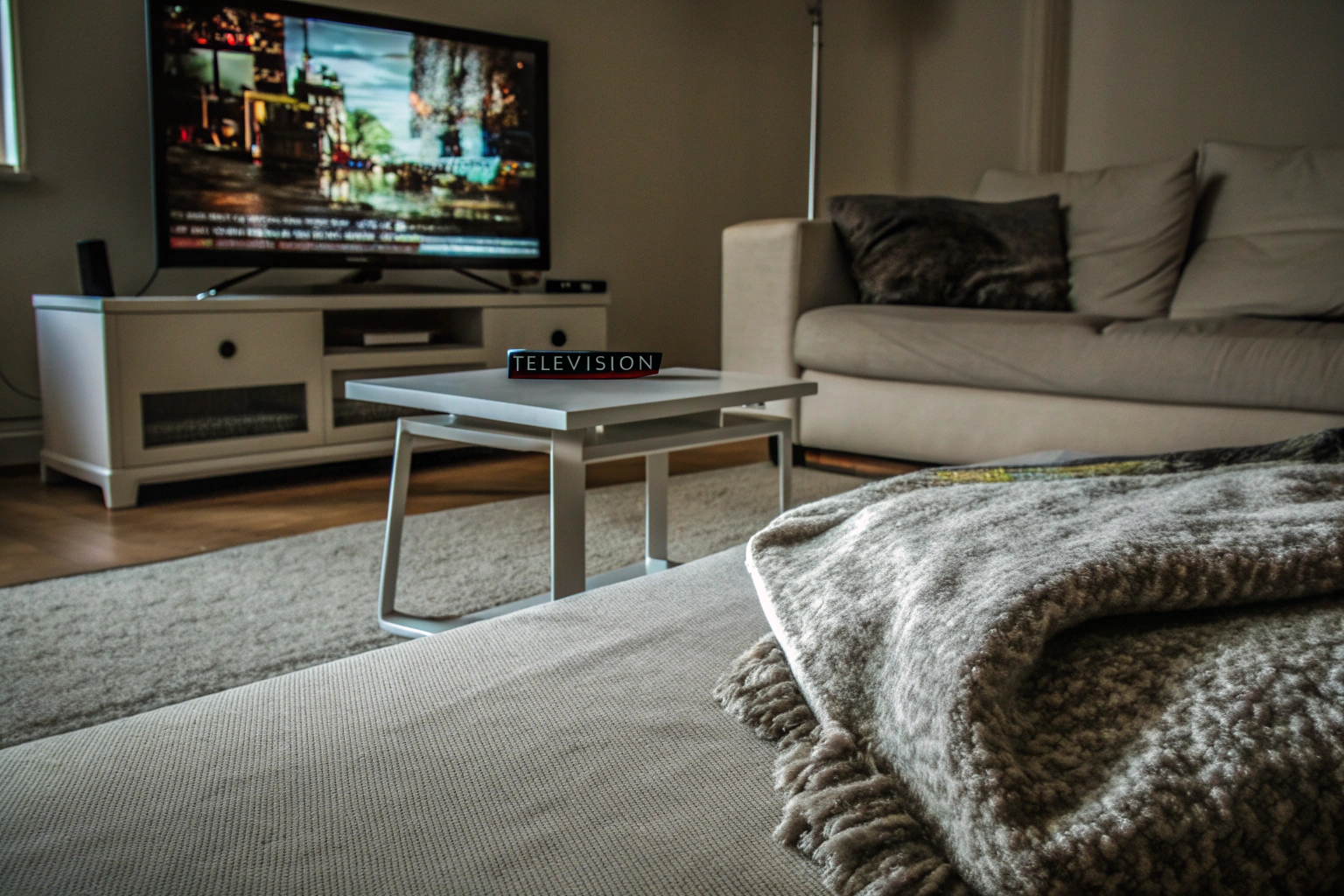Ein Gamer, der Blacknut Cloud Gaming auf einem Fernseher mit einer Fernbedienung verwendet. Blacknut Cloud Gaming auf TV