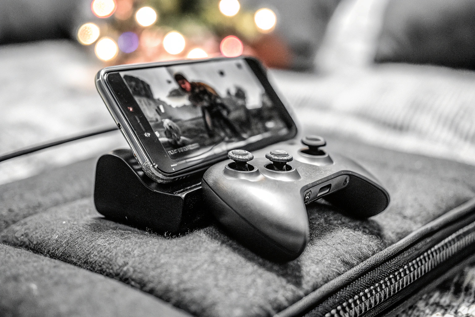 Ein Gamer, der ein Mobile Game auf einem modernen Smartphone spielt Gamer spielt auf Smartphone