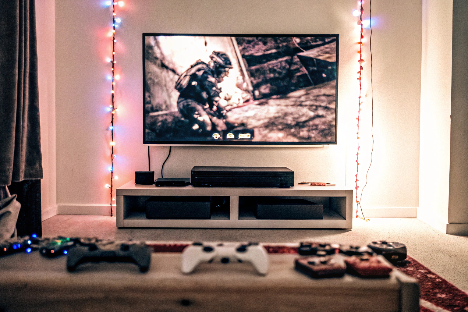 Ein Gamer, der ein plattformübergreifendes Spiel auf einem großen Bildschirm genießt. Cross-Platform-Gaming-Set-up