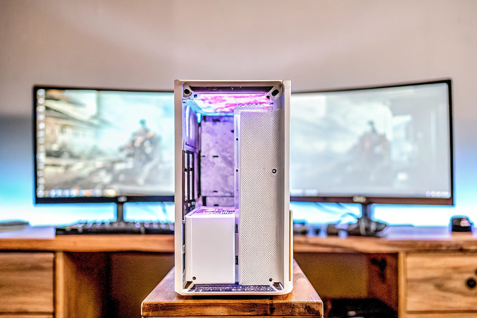Ein Gamer, der ein Spiel auf einem PC spielt, der mit einer SSD ausgestattet ist, um die Vorteile der schnellen Ladezeiten zu veranschaulichen. Gamer mit SSD ausgestatteter PC