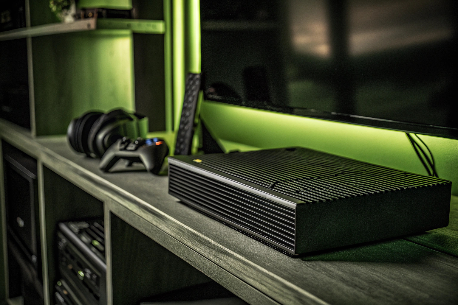 Ein Gamer, der ein Spiel auf einer Konsole mit einem Gaming-Router im Hintergrund spielt. Gamer mit Konsole und Router