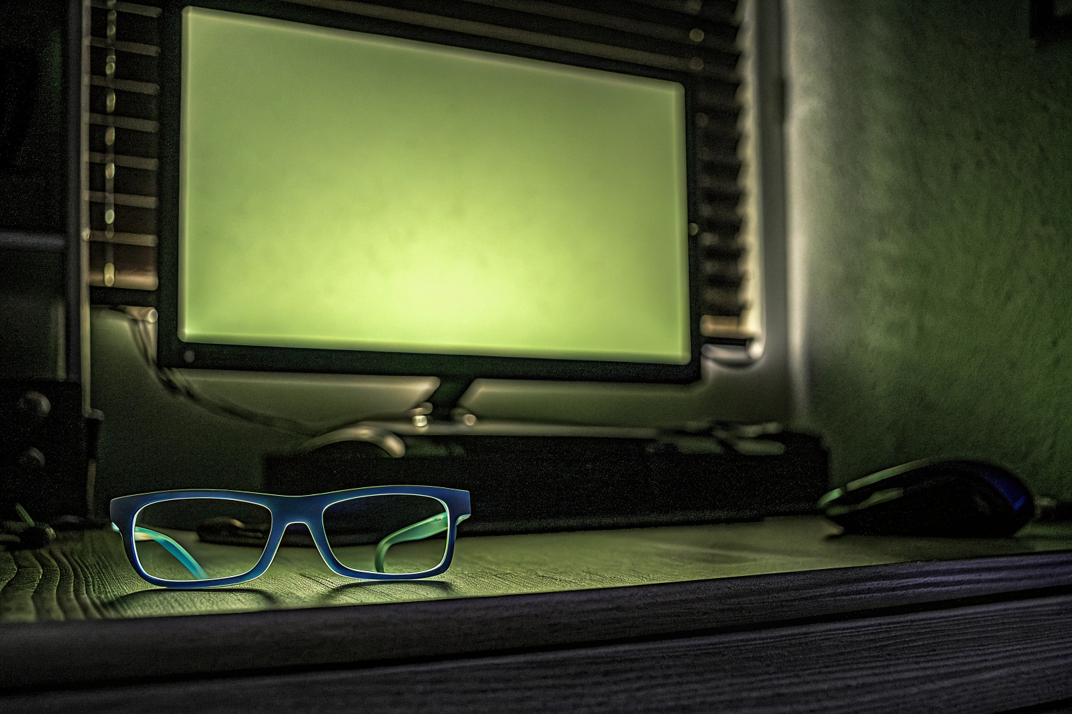 Ein Gamer, der eine Blaulicht-blockierende Brille trägt und auf einen Bildschirm schaut. Gamer mit Blaulicht-blockierender Brille