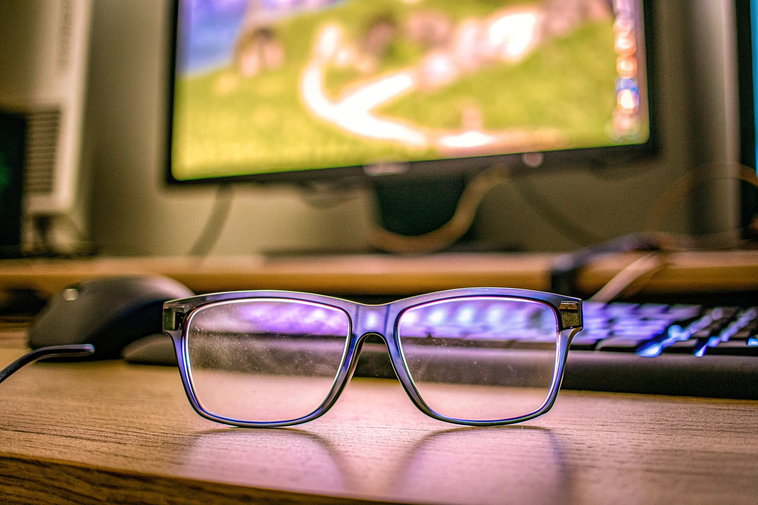 Ein Gamer, der eine Blaulichtfilter-Brille trägt und vor einem Computerbildschirm sitzt. Gamer mit Blaulichtfilter-Brille