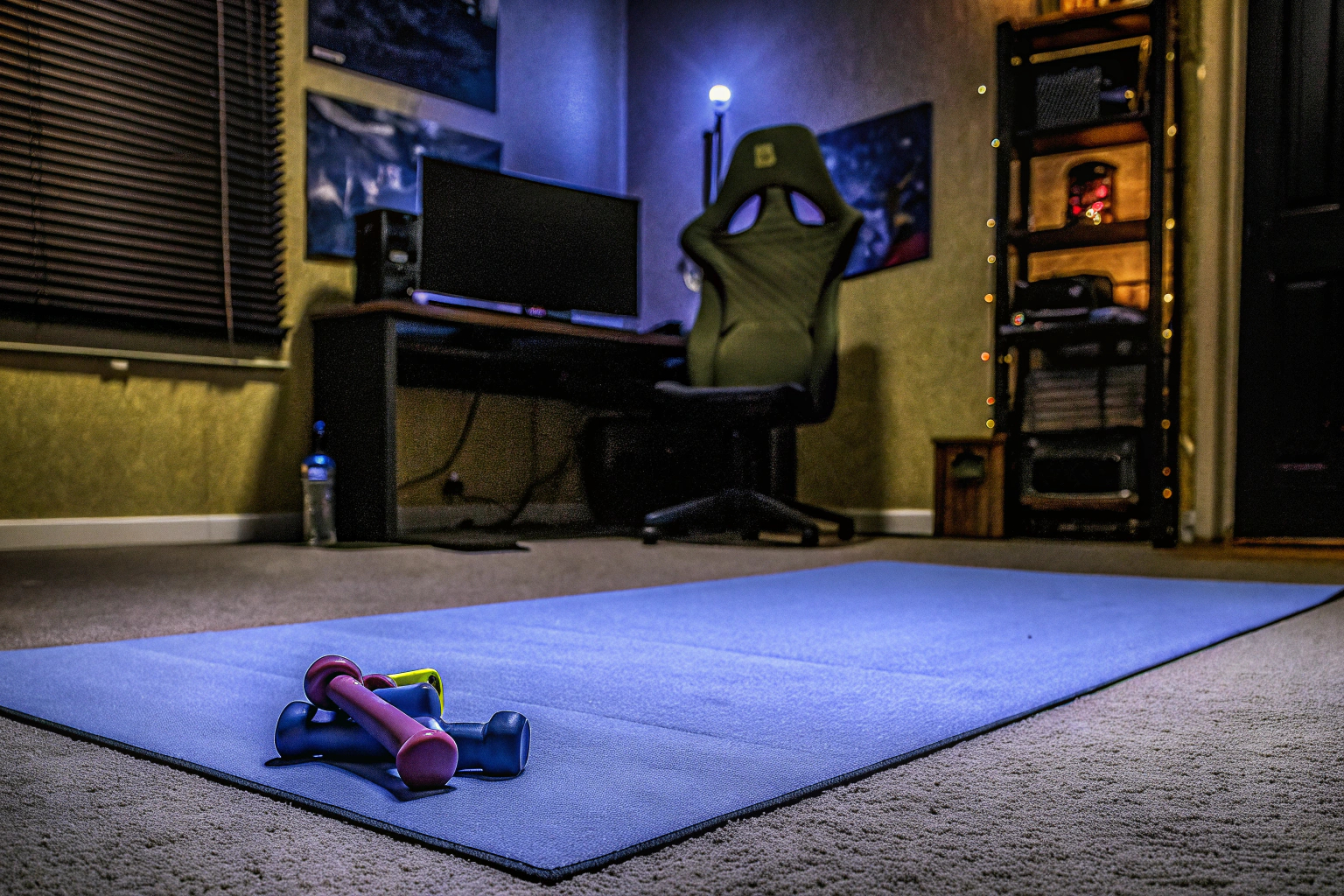 Ein Gamer, der Fitnessübungen macht, um seine physische Verfassung für besseres Gameplay zu verbessern. Fitnessübungen für Gamer