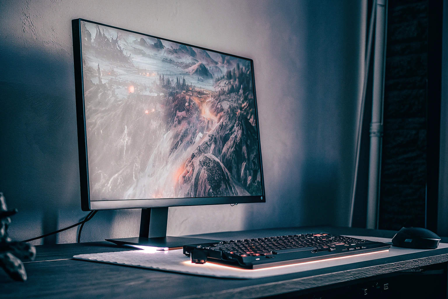 Ein Gamer, der in ein intensives Spiel auf einem hochwertigen Monitor vertieft ist. Gamer spielt auf einem Monitor