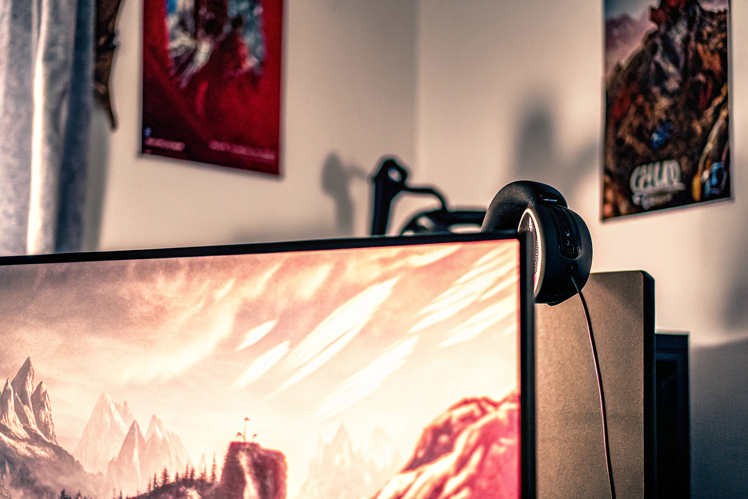 Ein Gamer, der in eine spannende Geschichte in einem Videospiel vertieft ist. Gamer vertieft in ein Videospiel